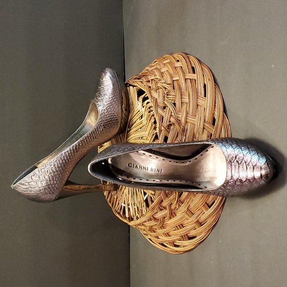 👠 Gianni Bini Silver Sequin Stiletto Heels 8.5M and 4.5 in heels - Picture 2 of 8